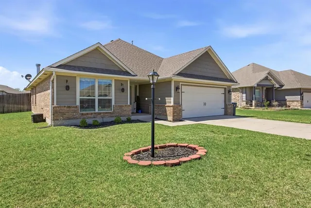 Photo 2 — 705 Windy Lane, Yukon, OK 73099