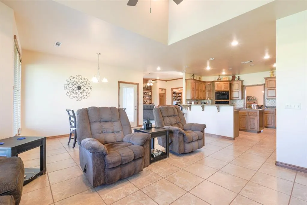 Photo 16 — 404 W Lakeview Drive, Tecumseh, OK 74873
