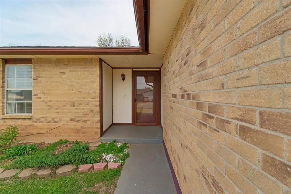 Photo 2 — 1624 NE 4th Street, Moore, OK 73160