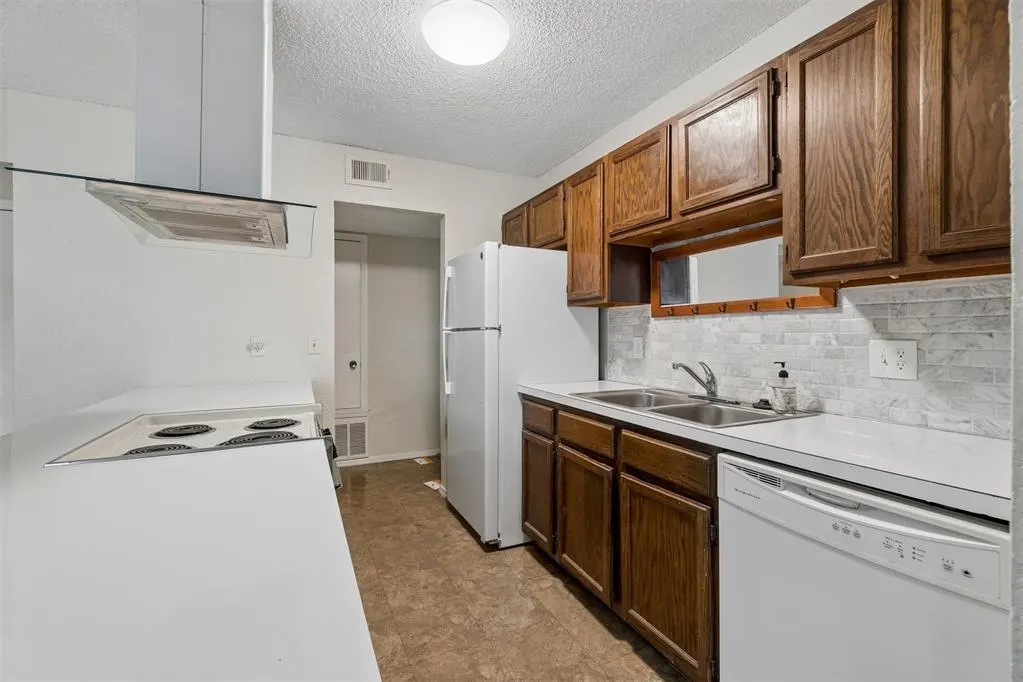 Photo 11 — 1624 NE 4th Street, Moore, OK 73160