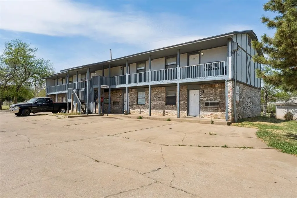 Photo 3 — 1401 SW E Street, Lawton, OK 73501