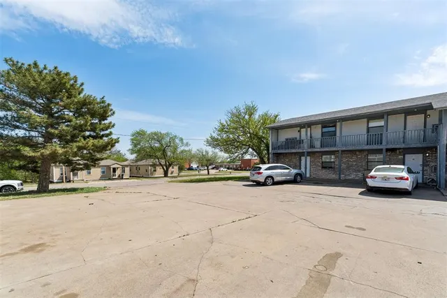 Photo 4 — 1401 SW E Street, Lawton, OK 73501