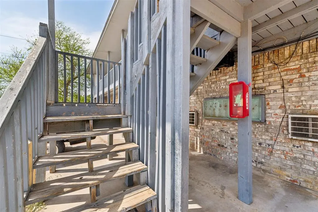 Photo 5 — 1401 SW E Street, Lawton, OK 73501