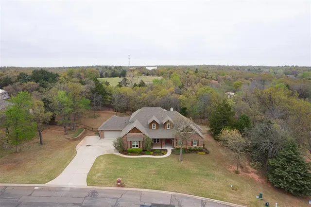 Photo 2 — 3630 Woodridge Trail, Edmond, OK 73034