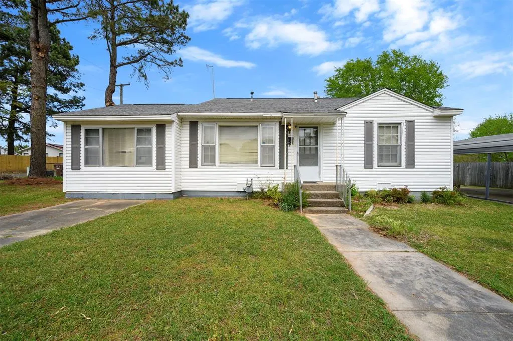 Front exterior — 1301 SE Jackson Street, Idabel, OK 74745