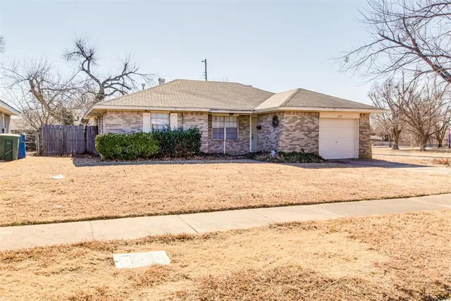 Photo 2 — 522 Sunnyside Place, Edmond, OK 73003