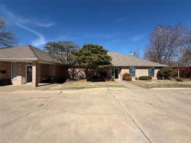 Photo 2 — 817 Irish Lane, Edmond, OK 73003