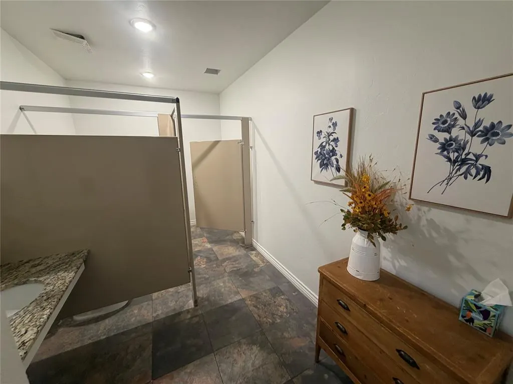 Photo 8 — 817 Irish Lane, Edmond, OK 73003