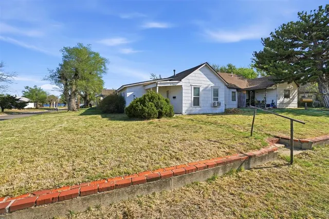 Photo 2 — 224 Texas Avenue, Woodward, OK 73801