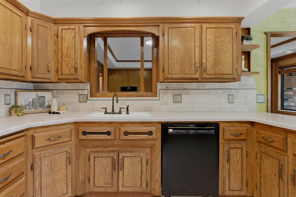 Photo 10 — 6120 Winchester Drive, Oklahoma City, OK 73162