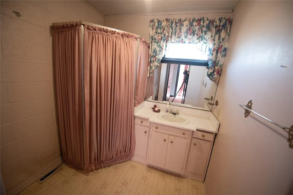 Photo 16 — 115 E Van Buren Street, Mangum, OK 73554