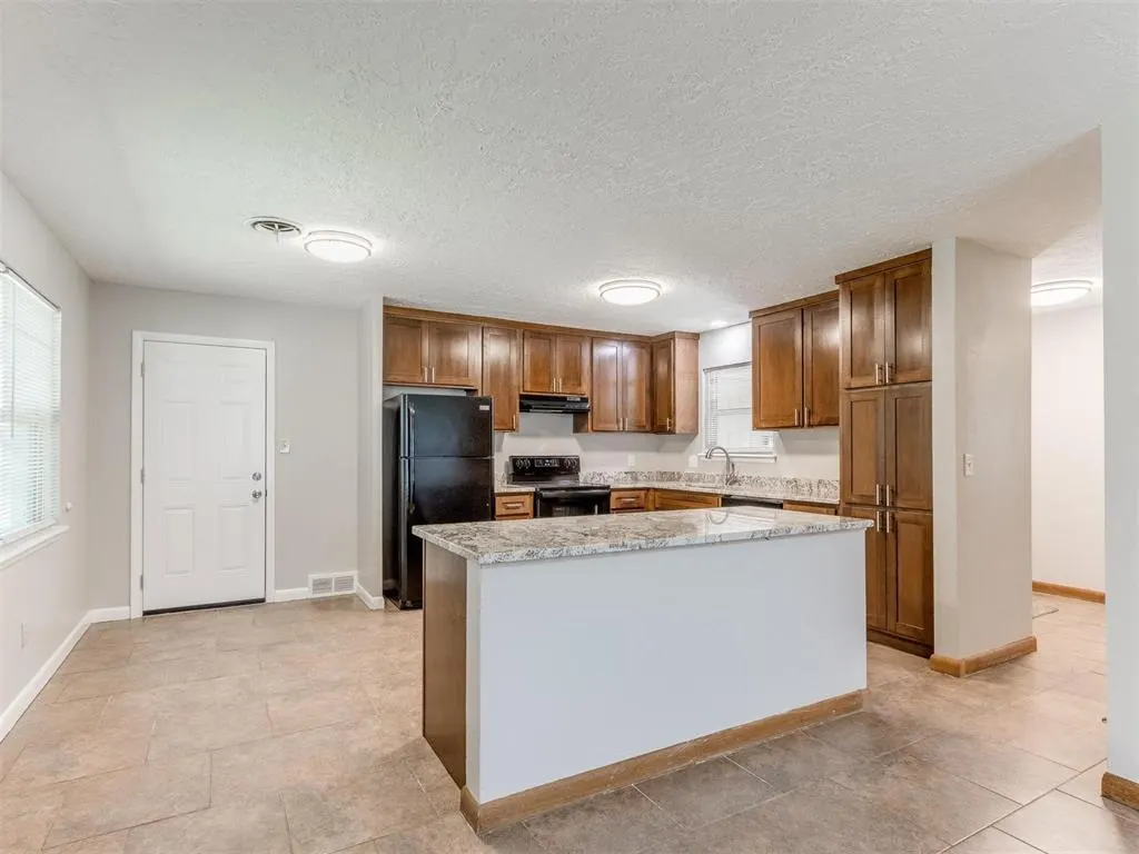 Photo 7 — 306 Mercedes Drive, Norman, OK 73069