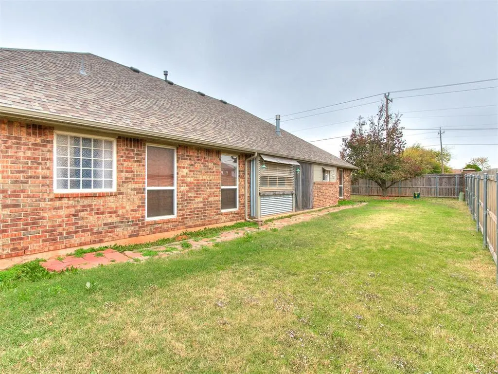 Photo 9 — 1001 N Barn Hill Way, Mustang, OK 73064