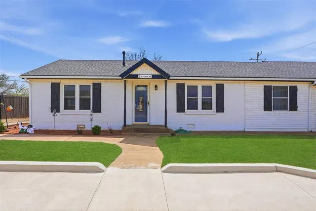Photo 2 — 2 E Anchor Drive, Sayre, OK 73662