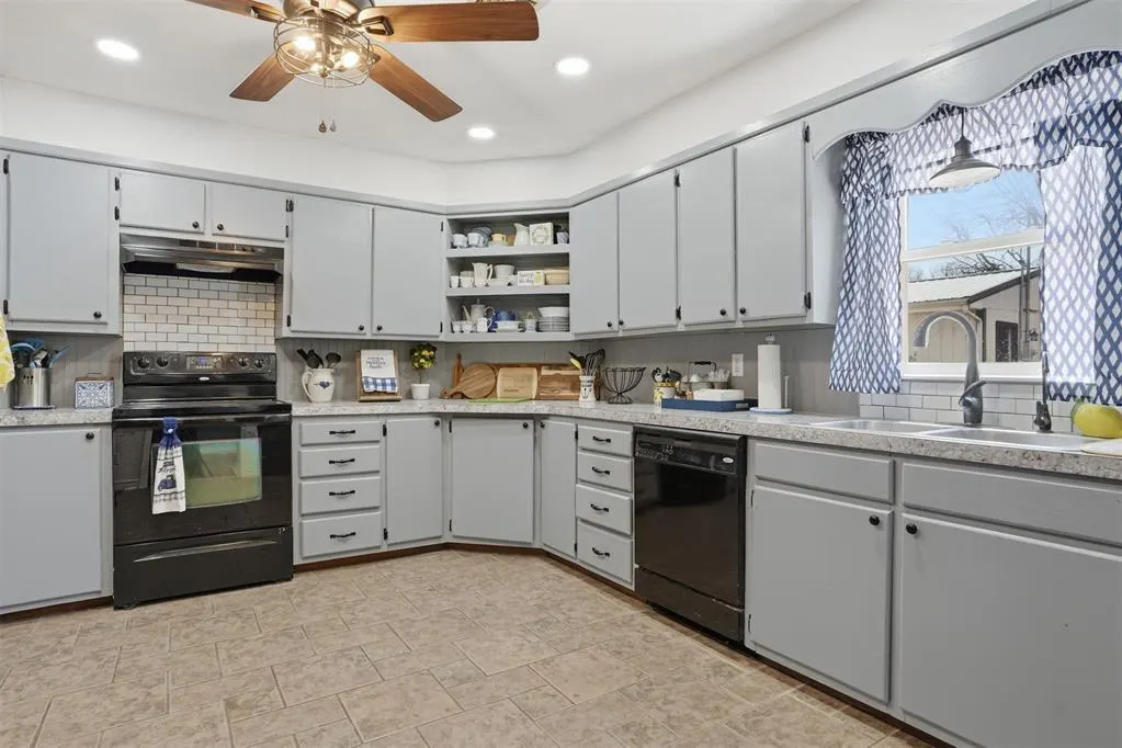 Photo 15 — 2 E Anchor Drive, Sayre, OK 73662