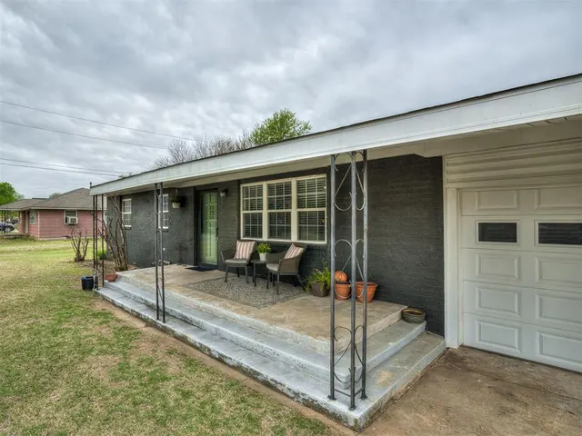 Photo 2 — 105 NW 7th Street, Minco, OK 73059