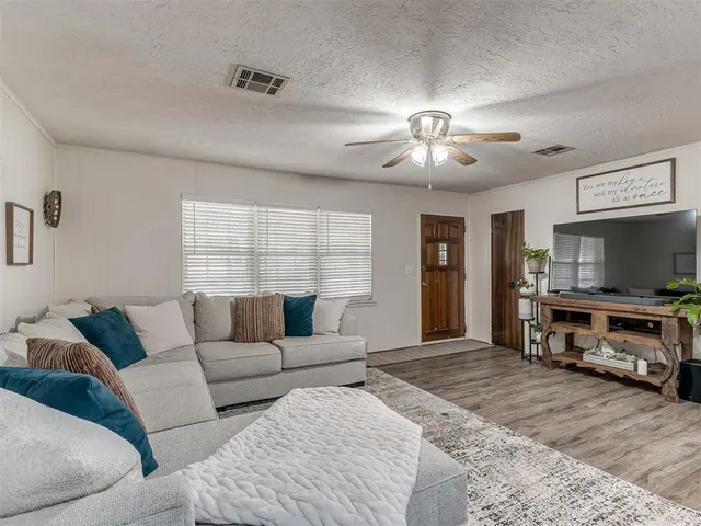 Photo 5 — 105 NW 7th Street, Minco, OK 73059