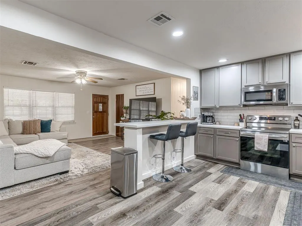 Photo 11 — 105 NW 7th Street, Minco, OK 73059