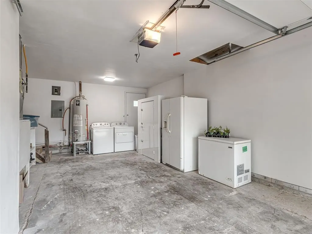 Photo 19 — 105 NW 7th Street, Minco, OK 73059
