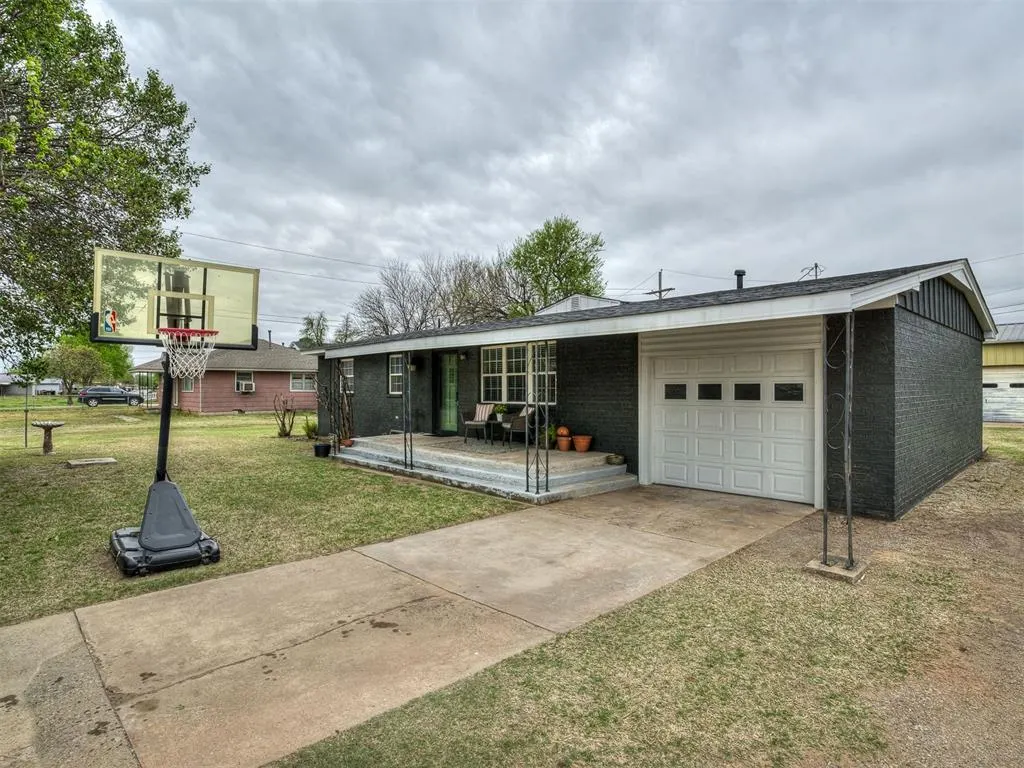 Photo 20 — 105 NW 7th Street, Minco, OK 73059