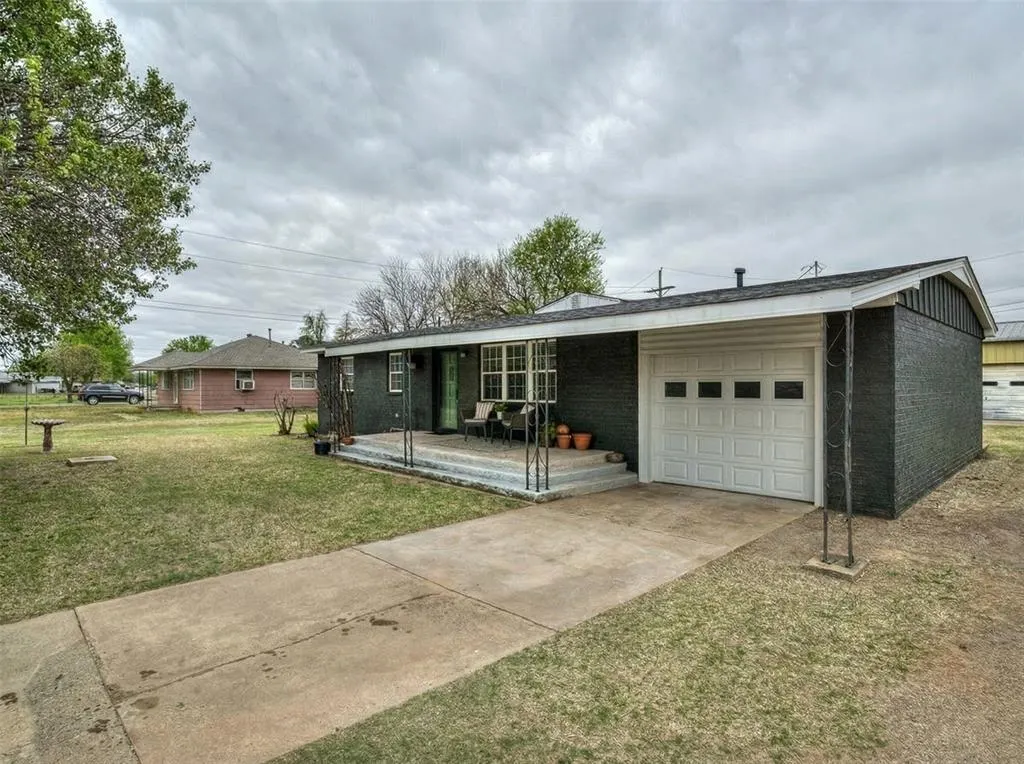 Front exterior — 105 NW 7th Street, Minco, OK 73059