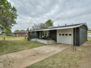 Sold home at 105 NW 7th Street