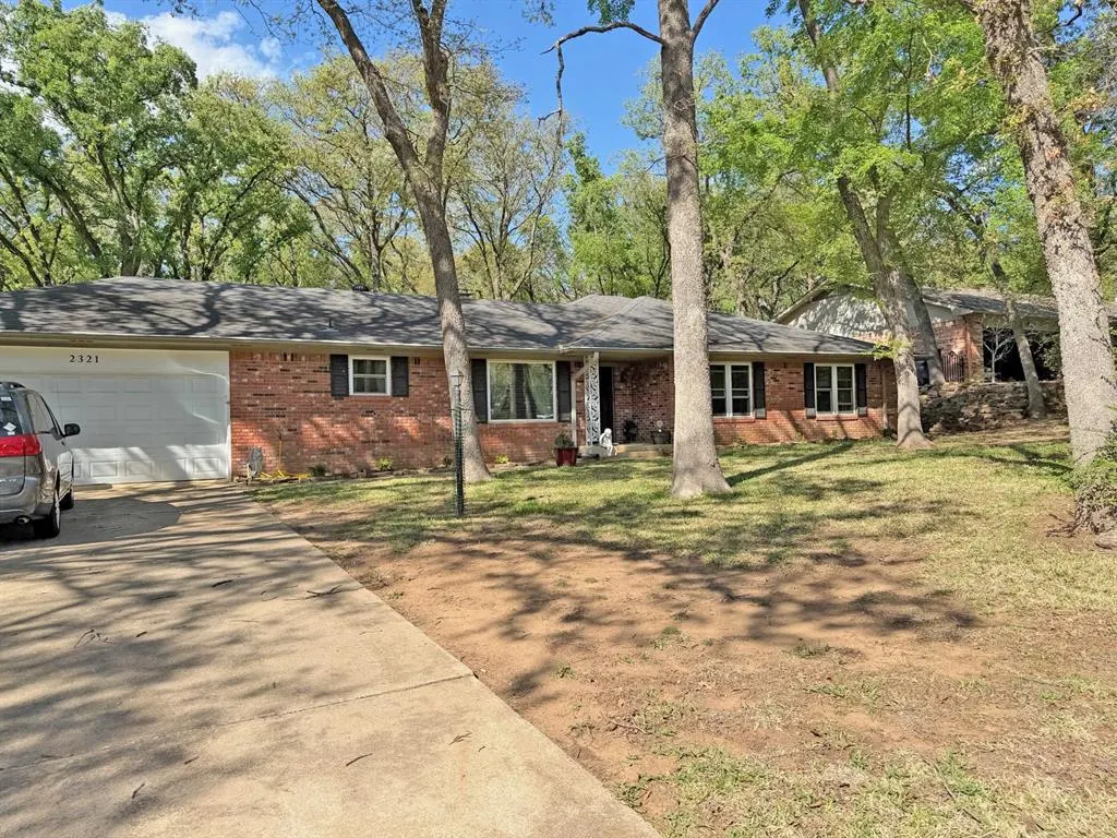 Photo 2 — 2321 SW Cloverleaf Place, Ardmore, OK 73401