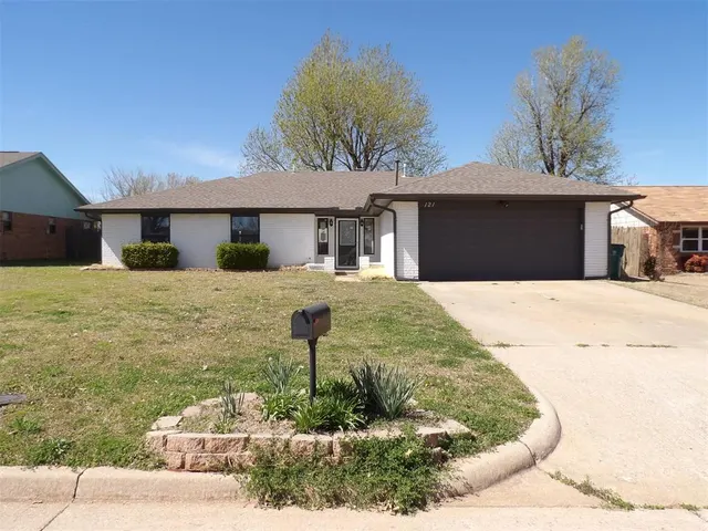 Front exterior — 121 Loch Lane, Yukon, OK 73099