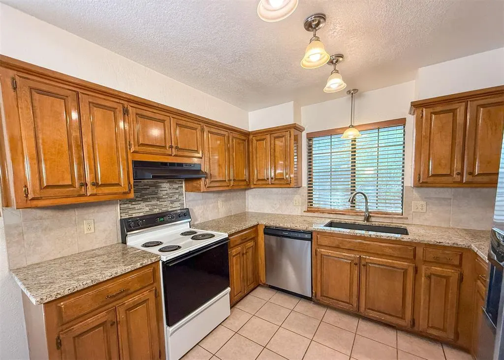 Photo 3 — 7019 N Spinnaker Lane, Oklahoma City, OK 73116