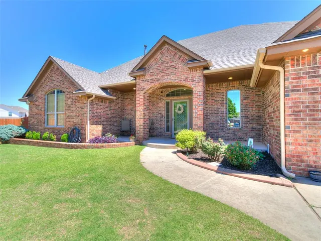 Photo 2 — 10801 NW 118th Place, Yukon, OK 73099