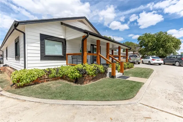 Photo 5 — 1808 W Broadway Avenue, Sulphur, OK 73086