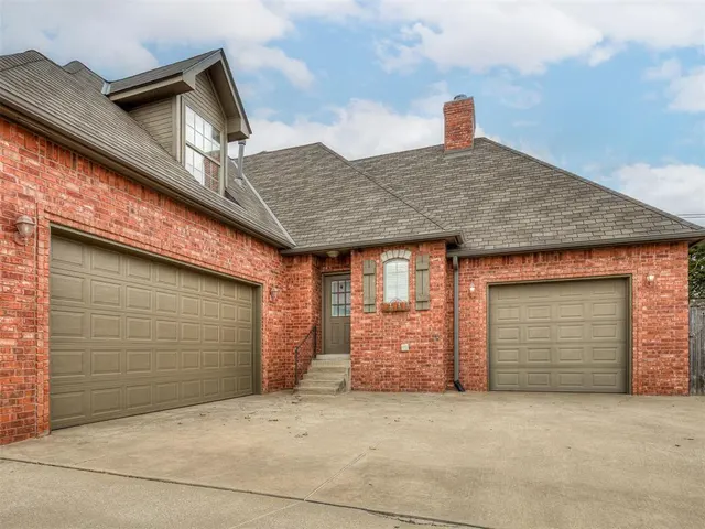 Photo 2 — 1501 Inwood Circle, Edmond, OK 73013
