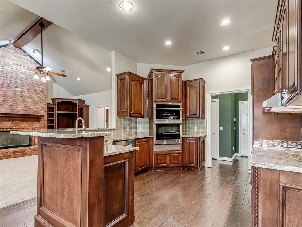 Photo 8 — 1501 Inwood Circle, Edmond, OK 73013