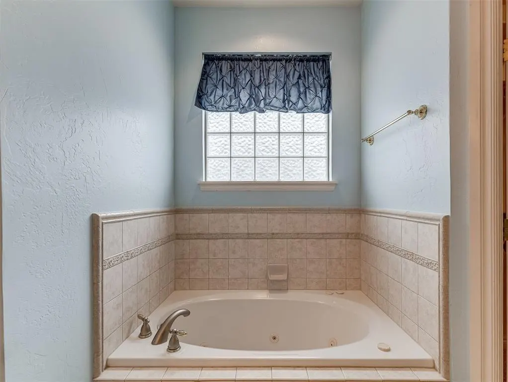 Photo 26 — 1501 Inwood Circle, Edmond, OK 73013
