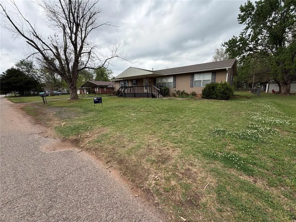 Photo 2 — 904 4th Street, Maysville, OK 73057