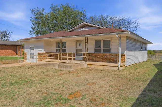 Front exterior — 3017 NE Cimarron Trail, Lawton, OK 73507