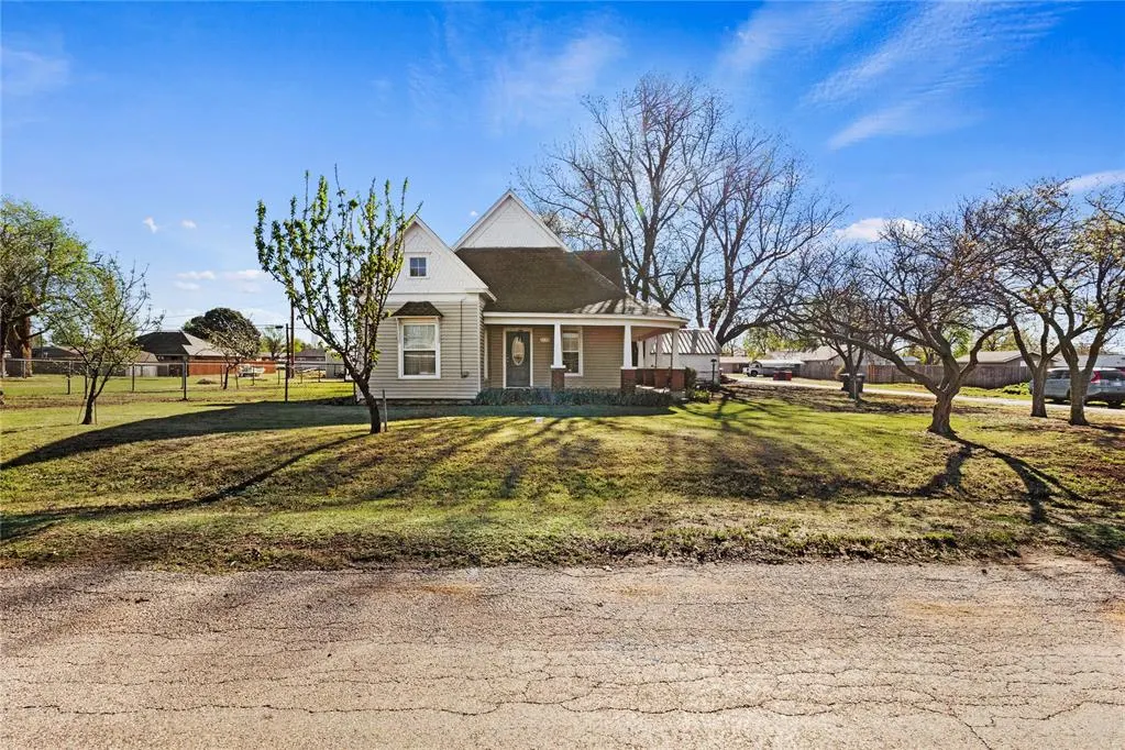 Photo 2 — 701 N 6th Street, Thomas, OK 73669