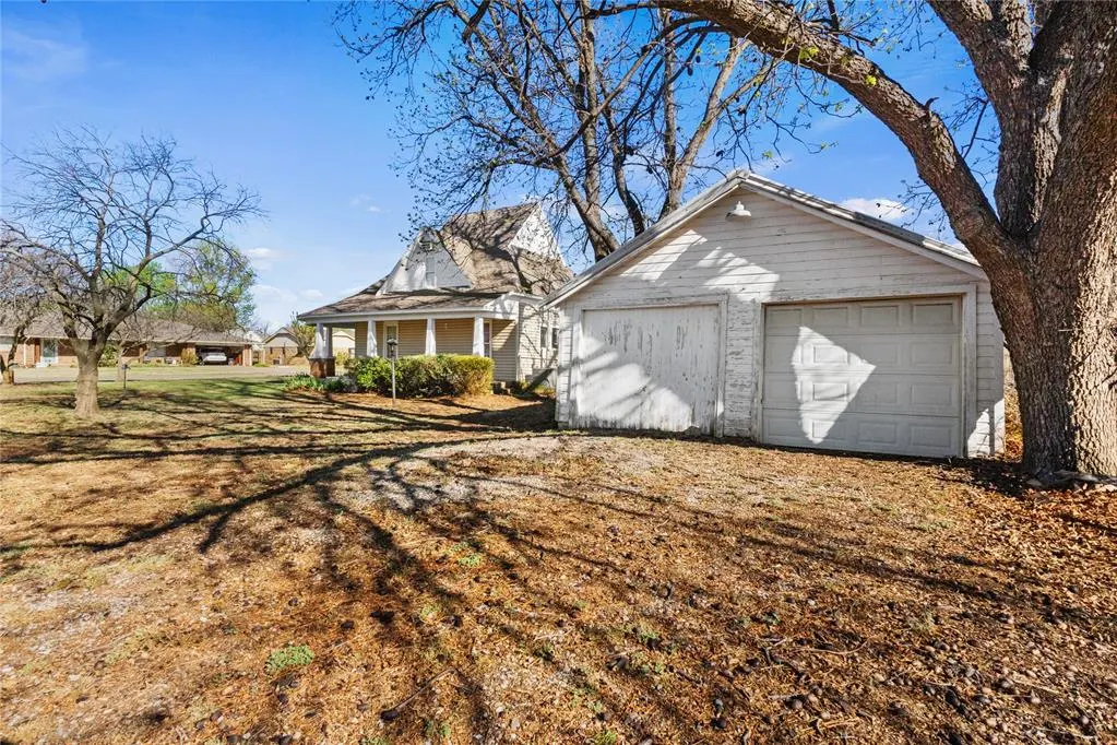 Photo 32 — 701 N 6th Street, Thomas, OK 73669