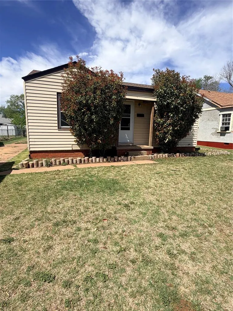 Photo 2 — 522 S 11th Street, Clinton, OK 73601