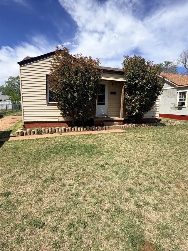 Photo 2 — 522 S 11th Street, Clinton, OK 73601