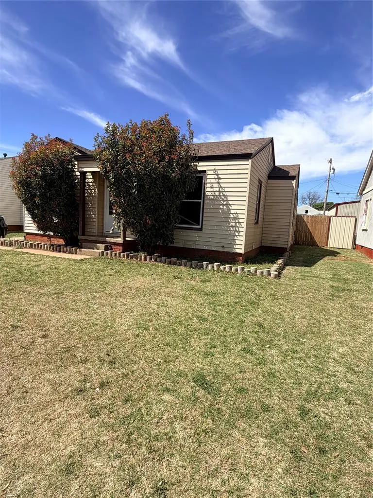 Photo 3 — 522 S 11th Street, Clinton, OK 73601