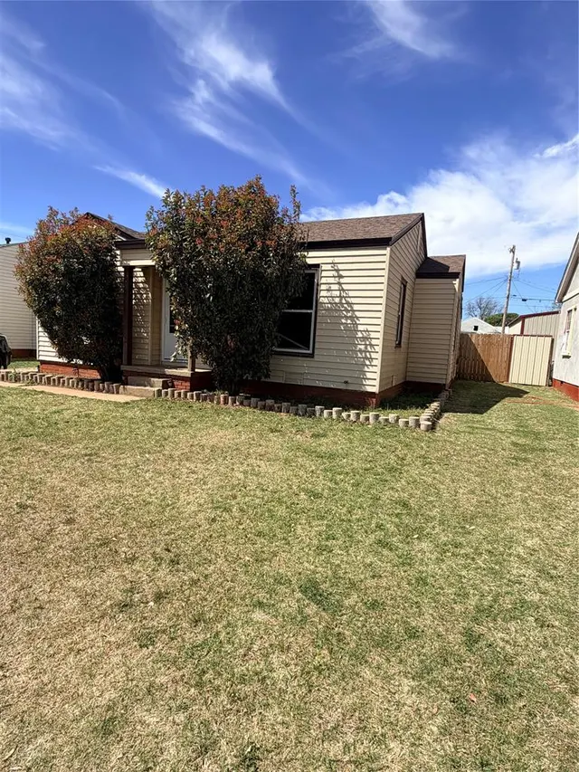 Photo 3 — 522 S 11th Street, Clinton, OK 73601