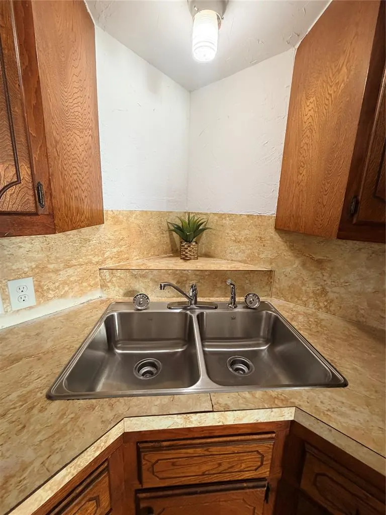 Photo 18 — 522 S 11th Street, Clinton, OK 73601