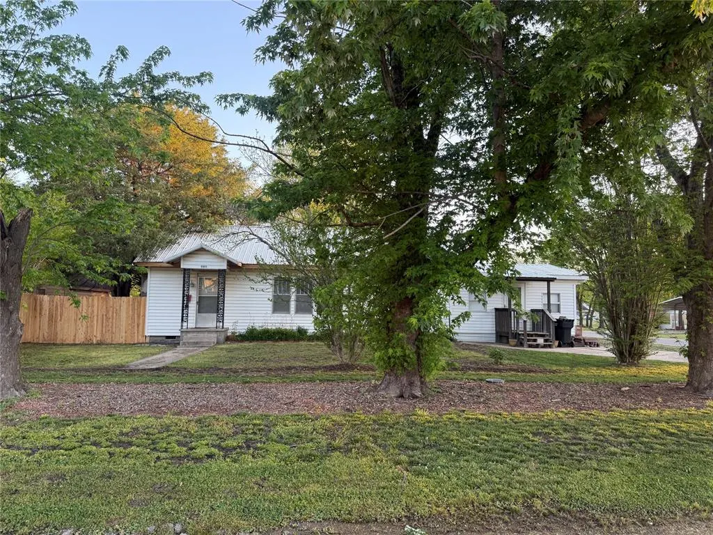 Front exterior — 427 E St Louis Street, Wetumka, OK 74883