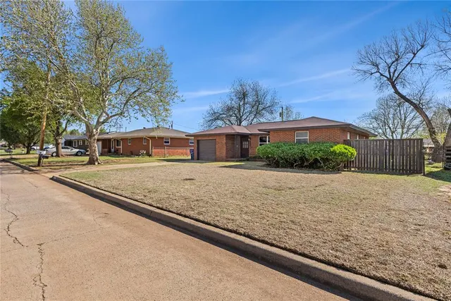 Photo 2 — 1319 S 11th Street, Kingfisher, OK 73750