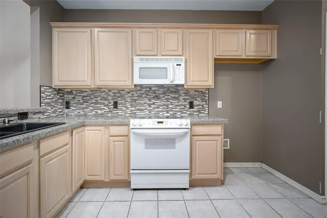 Photo 4 — 12500 Saint Andrews Drive 20, Oklahoma City, OK 73120