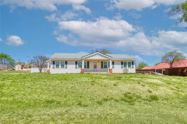 Front exterior — 323 S Phillips Avenue, Leedey, OK 73654