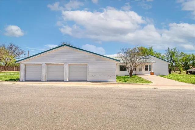Photo 4 — 323 S Phillips Avenue, Leedey, OK 73654