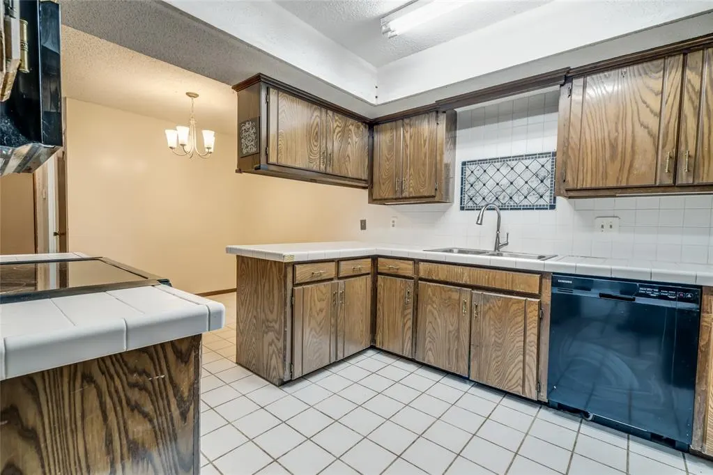 Photo 11 — 4713 Hemlock Circle, Oklahoma City, OK 73162