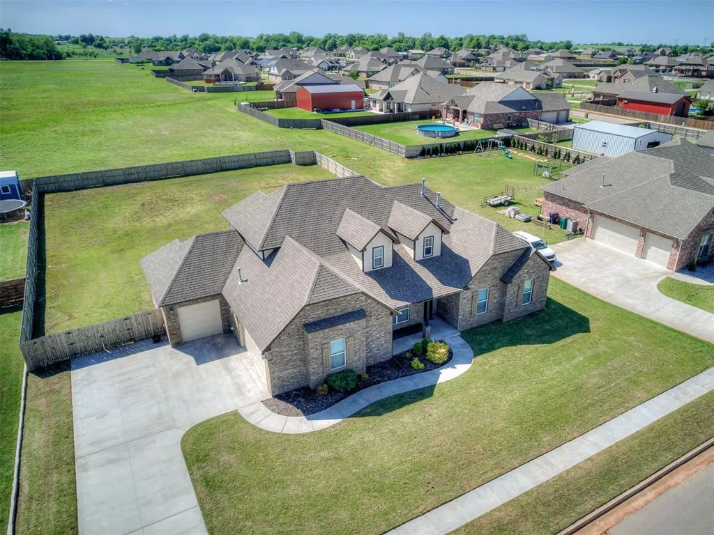 Photo 2 — 2817 Bens Circle, Yukon, OK 73099